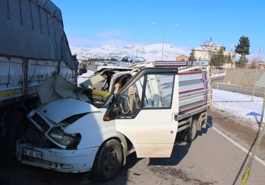 Malatya'da kamyonet TIR'a çarptı: 1 ölü, 1 yaralı 