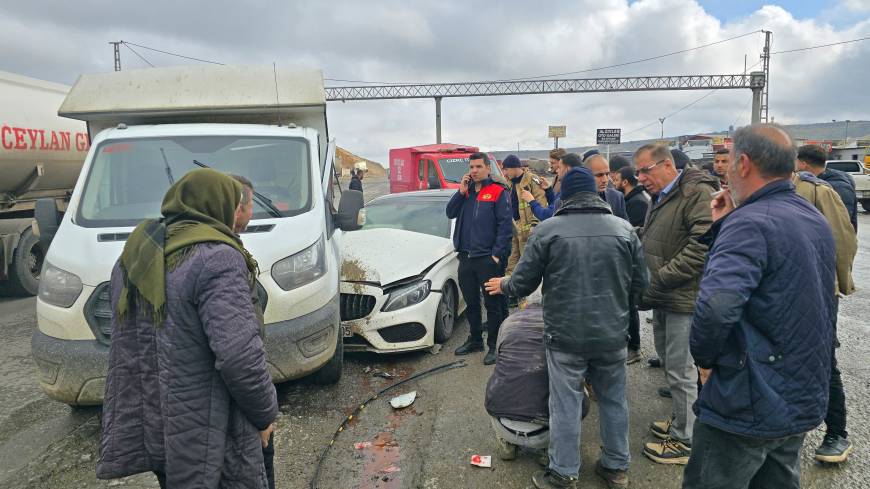 Şırnak'ta otomobil ile kamyonet çarpıştı: 5 yaralı