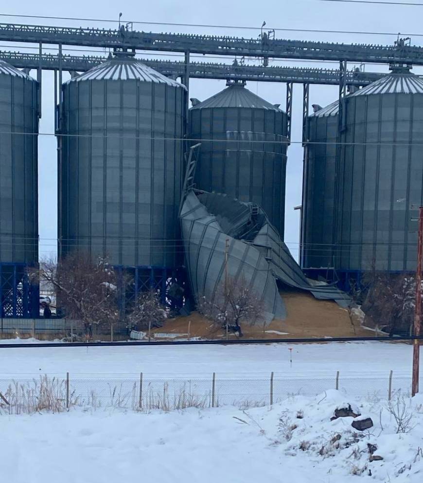 Silo çöktü, tonlarca buğday yere döküldü