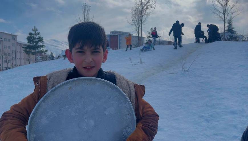 Muş'ta çocuklar, tepsi, leğen ve poşetle kaydı