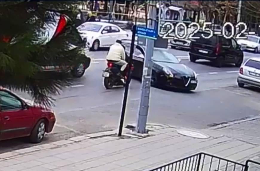 Otomobil ile çarpışan motosikletteki 2 kişi yaralandı; kaza kamerada