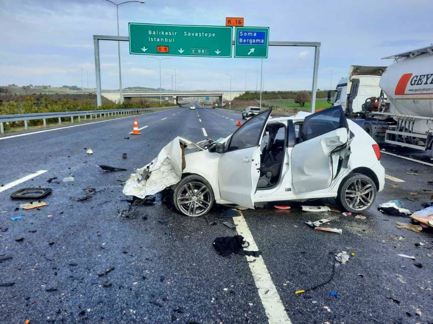 Manisa'da otomobil, park halindeki tankere çarptı: 2 ölü