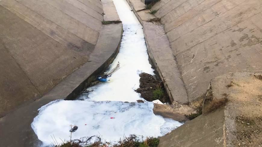 Tekirdağ'da atıkların karıştığı dere beyaz aktı