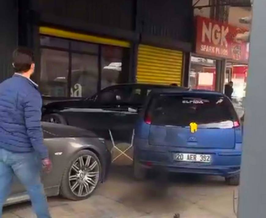 Boşanma aşamasındaki eşinin iş yerine gidip, aracı ile park halindeki otomobillere çarptı