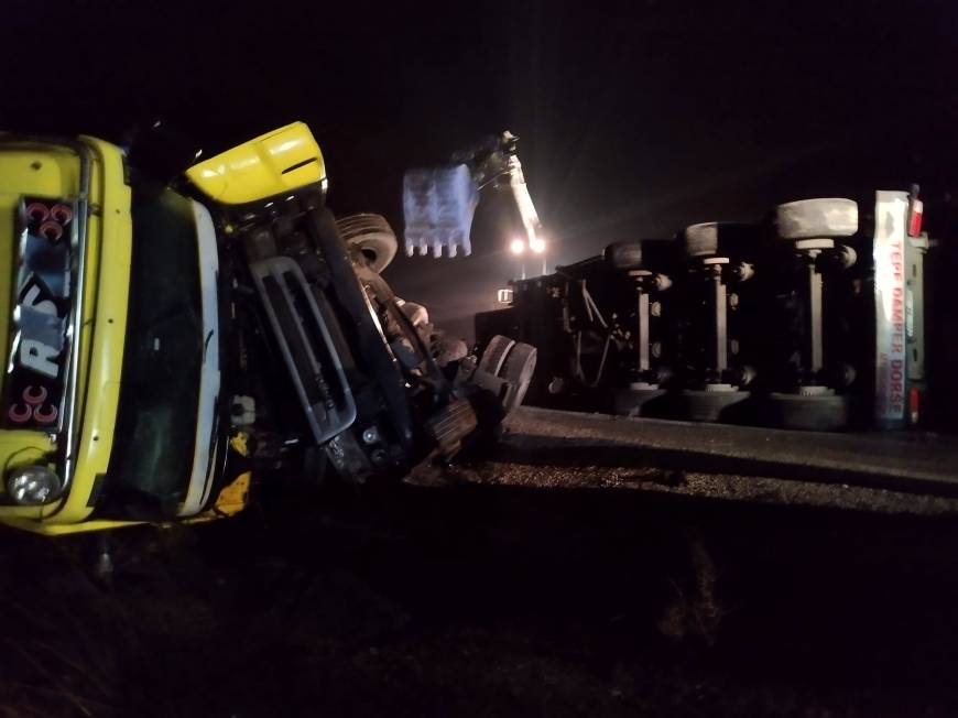 Balıkesir'de devrilen mermer yüklü TIR'ın şoförü yaralandı