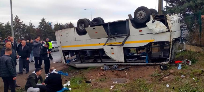 Tekirdağ'da fabrika işçilerinin taşındığı servis midibüsü takla attı; 25 yaralı