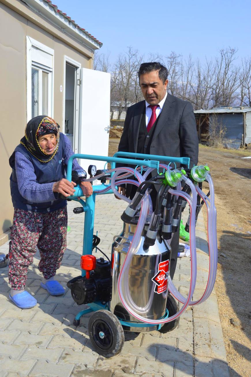 Bakan Kacır'dan, 80 yaşındaki kadın besiciye süt sağım makinesi