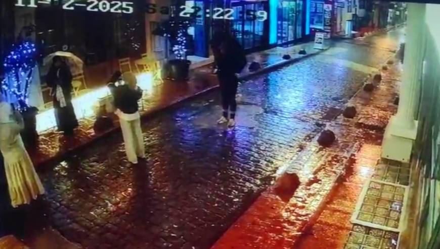 İstanbul - Taksim’de arkadaşının fotoğrafını çeken turist kapkaça uğradı; o anlar kamerada 