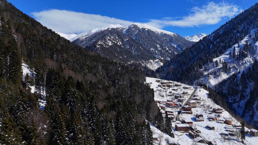 'Beyaz gelinliğini' giyen Ayder'de kar güzelliği