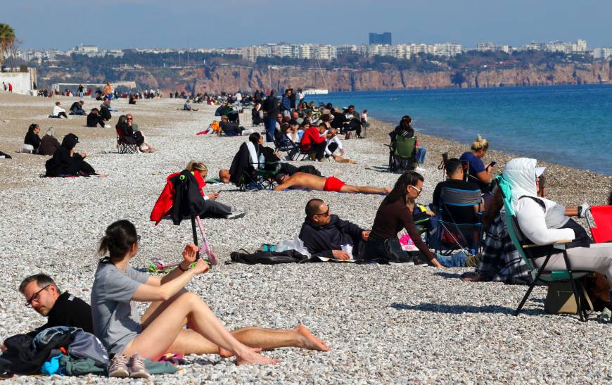 Antalya'da güneşli havada sahil keyfi