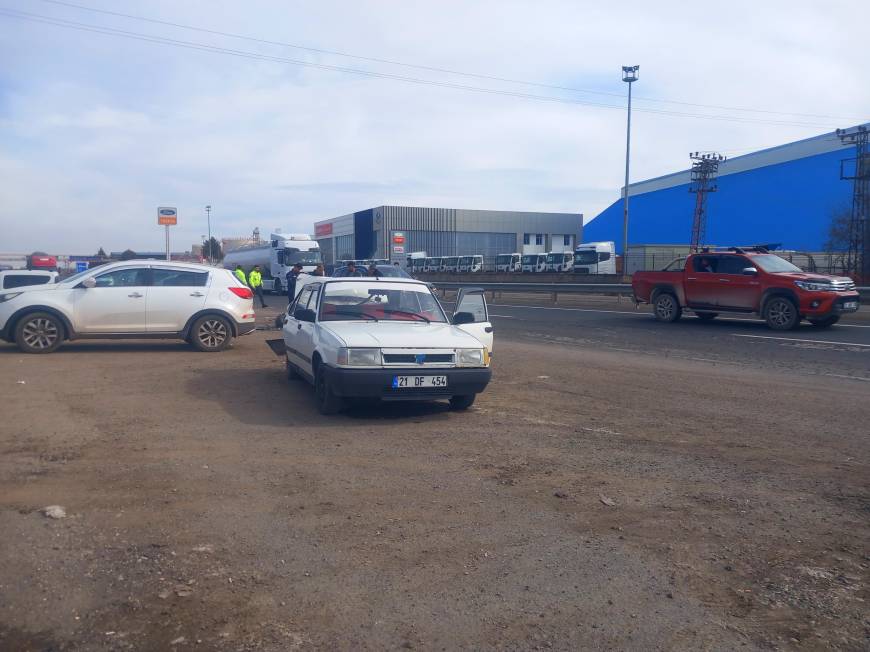 Sürücüsünün geri manevra yaptığı otomobile, başka bir otomobil çarptı; 4 yaralı