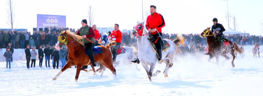 Erzurum'da kar üstünde mahalli at yarışı