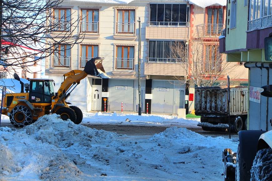 Karlıova ilçe merkezinde biriken kar, kamyonlarla taşınıyor