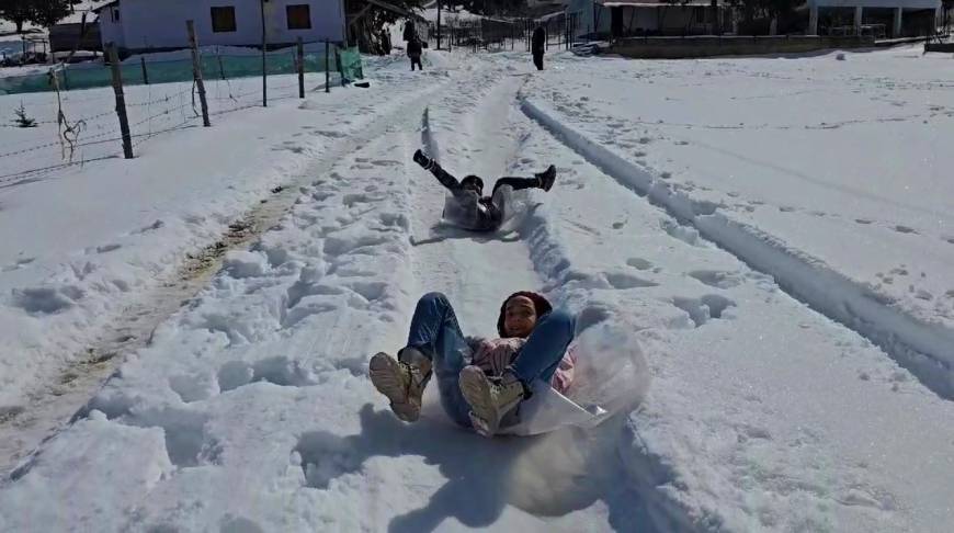 Adana’da, yaylada çocukların naylonla kayak keyfi