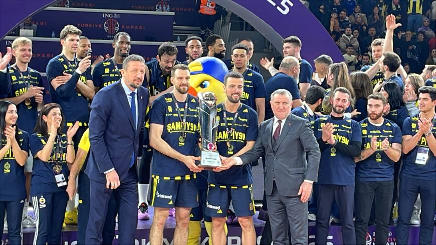 Türkiye Kupası’nın sahibi Fenerbahçe Beko kupasını aldı