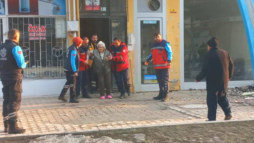 Malatya'da yıkımı yapılan bina, yanındaki apartmana zarar verdi