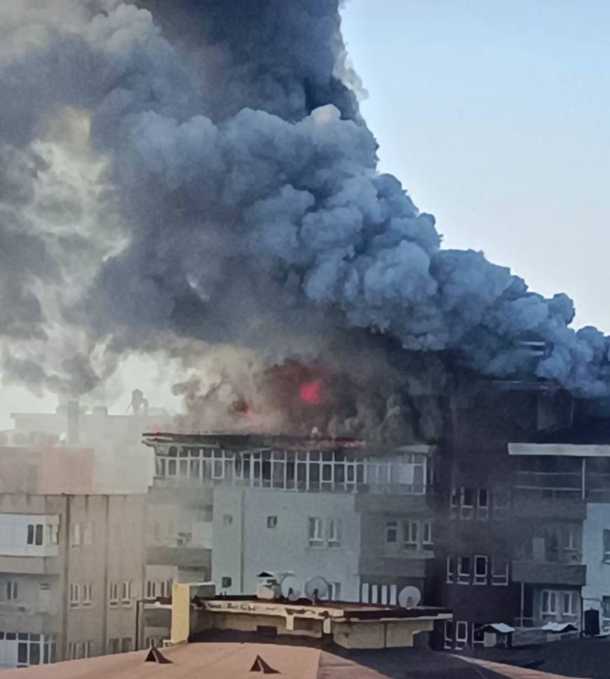 10 katlı binanın çatı kaındaki dairere çıkan yangın, 1 saatte söndürüldü