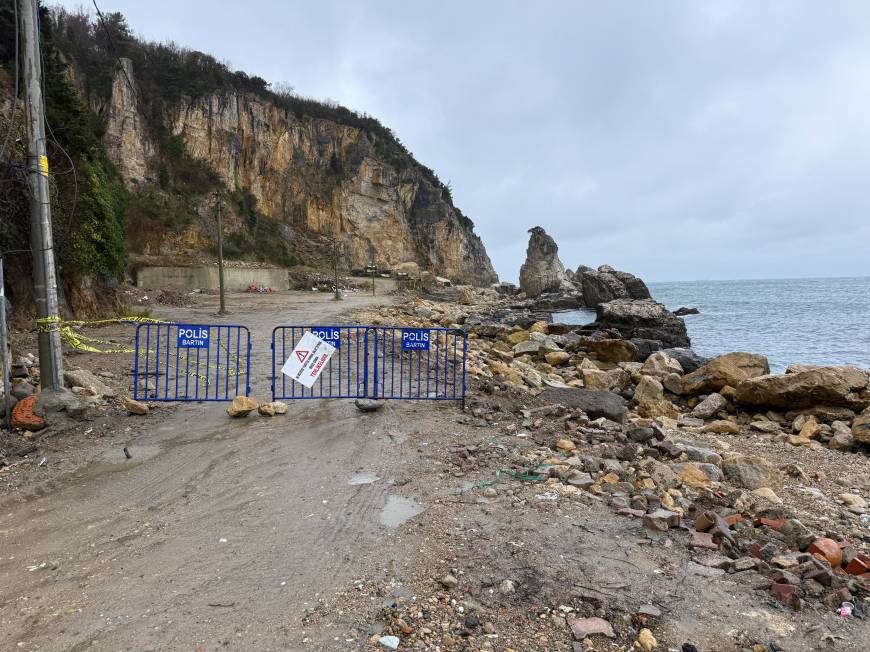 Yamaçtan kopan kaya parçaları denize yuvarlandı, bölge girişlere kapatıldı