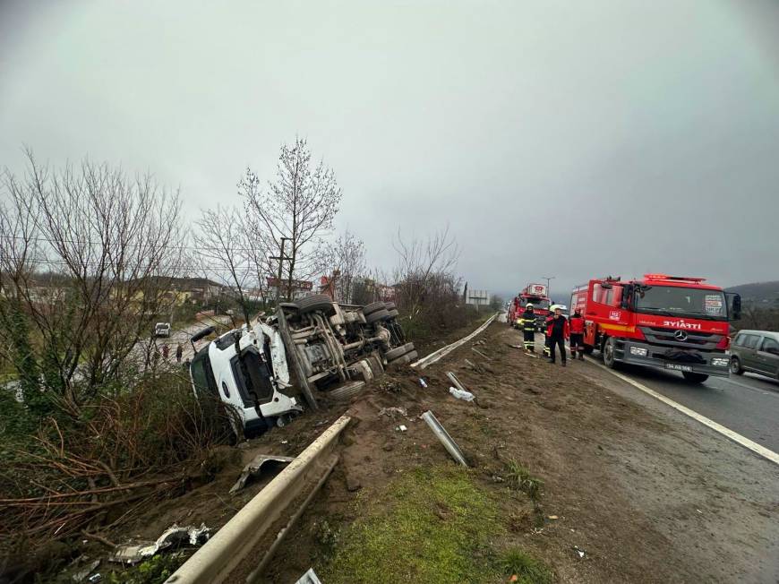 Otomobille çarpışan kamyon, şarampole devrildi: 3 yaralı