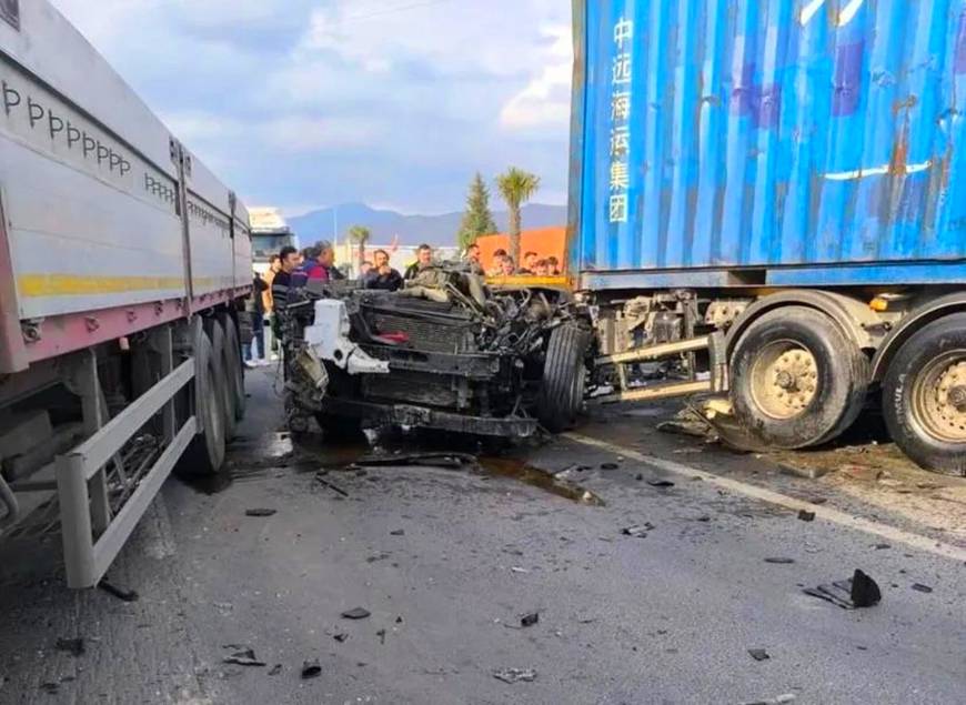 Seyir halindeki TIR karşı şeride geçti, sürücüsü hayatını kaybetti 