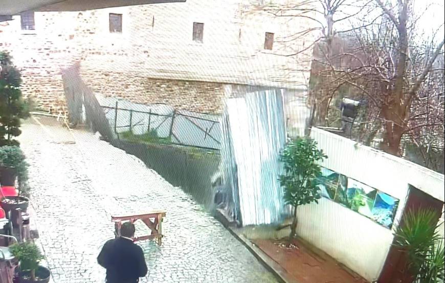 İstanbul- Fatih'te toprak kayması sonucu yol çöktü; o anlar kamerada