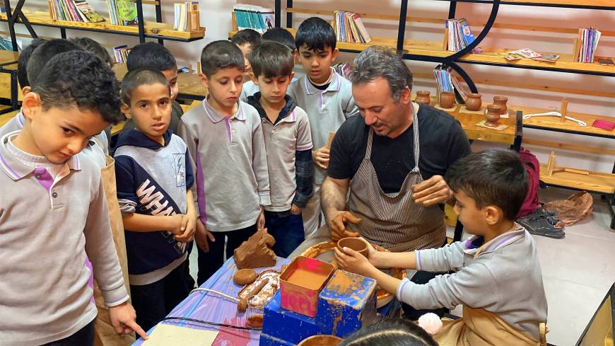 Midyat'ta çömlekçilik ilkokul öğrencilerinin elinde yeniden hayat buluyor