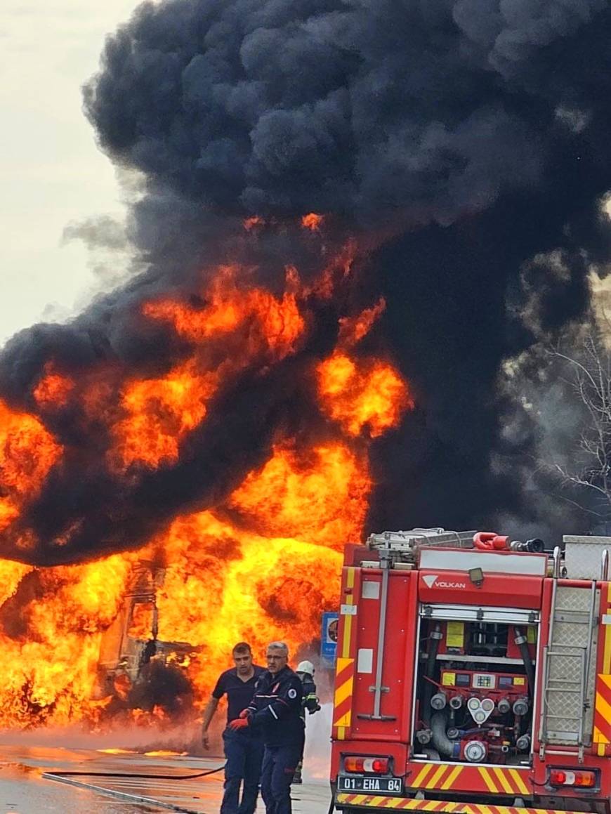 Otoyolda devrilen tanker alev alev yandı