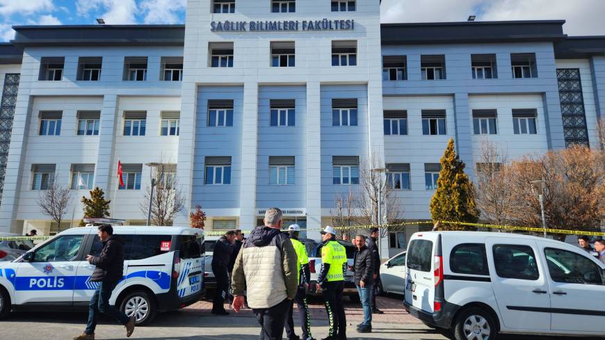 Dekan yardımcısı, kendisini vuran öğrenciyi sakinleştirmek için odasına çağırmış