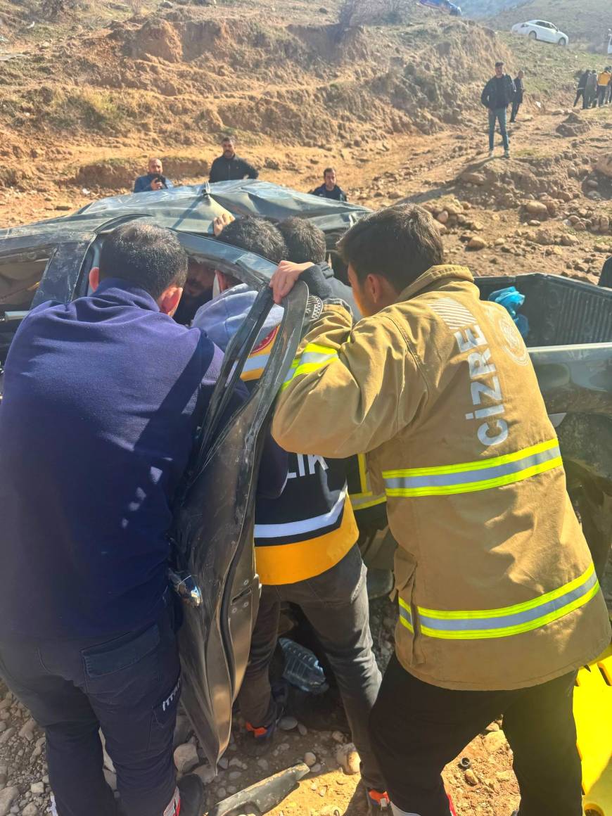 Şırnak'ta kamyonet şarampole yuvarlandı; 5 yaralı