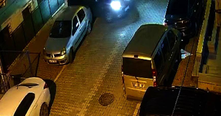 İstanbul - Esenyurt'ta park halindeki otomobile çarpıp kaçtı; aracındaki hasarı kontrol etti 