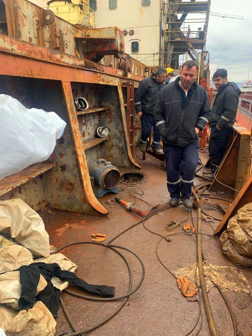 Geminin yakıt tankında oksijenli sıcak kesim yapan 4 işçi, kıvılcım parlamasıyla yaralandı