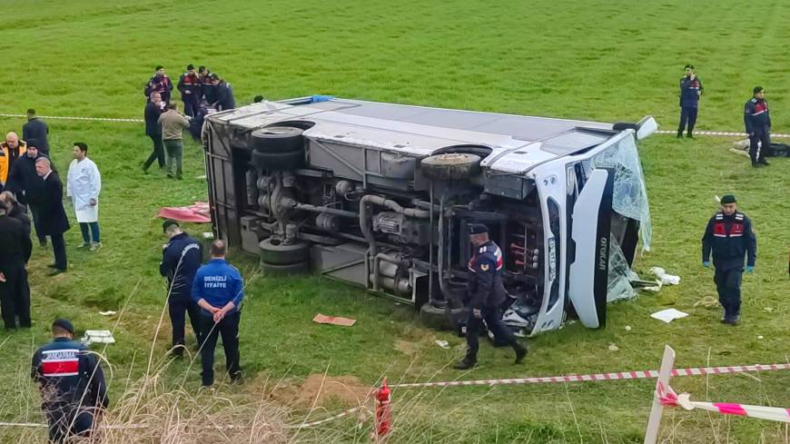  Denizli'de öğrenci servis midibüsü devrildi; yaralılar var (1)