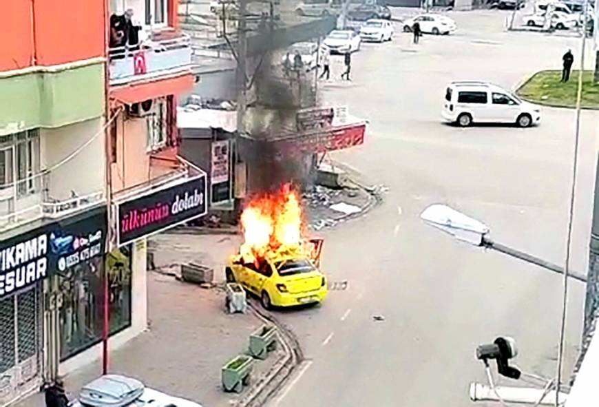 Tüfekli saldırıda kızı ve eşiyle vurulmuştu, oğlunun da taksisi kundaklandı; o anlar kamerada