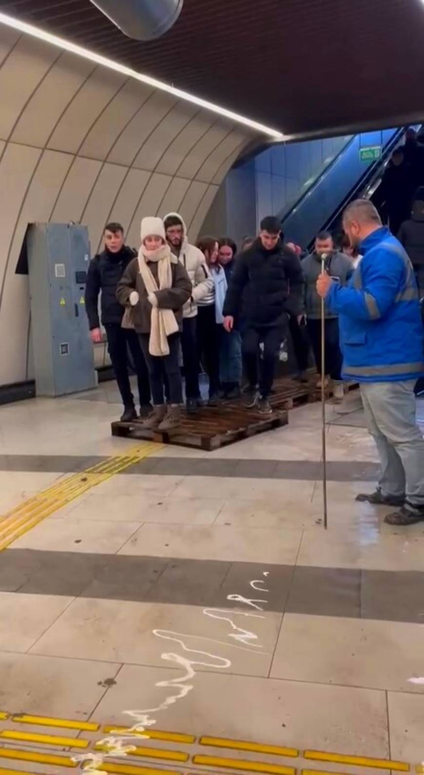 İstanbul - Küçükçekmece’de metrobüs alt geçidini su bastı, vatandaşlar paletlerin üzerinde yürümeye çalıştı