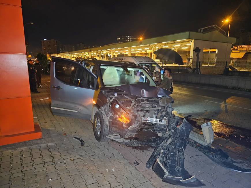 Adana'da, hafif ticari aracın çarptığı motosikletli öldü