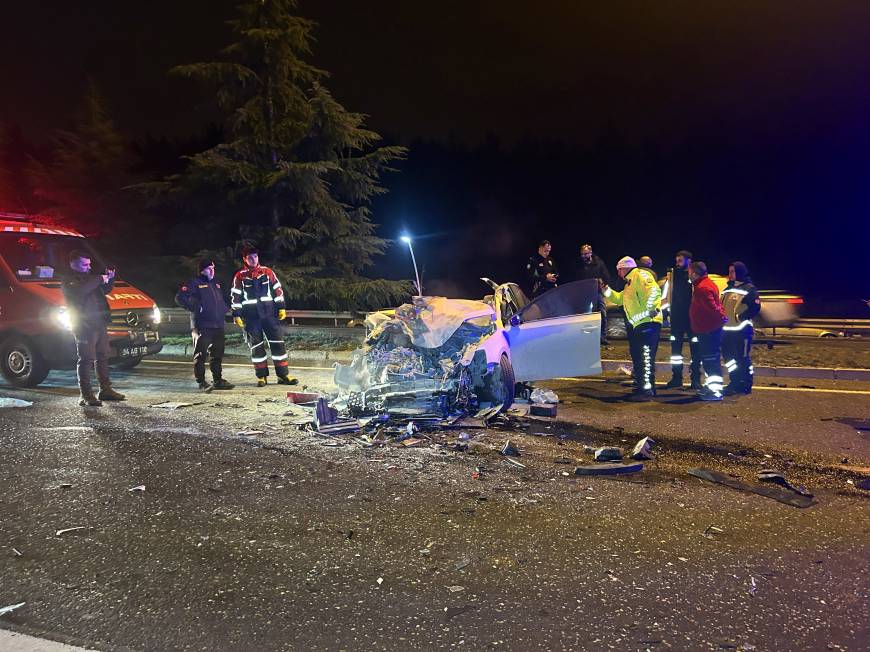 Uşak'ta, TIR'a arkadan çarpan otomobilin sürücüsü öldü