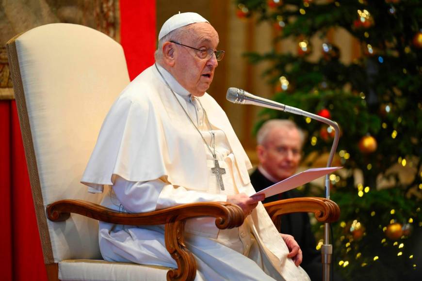 Vatikan, hastanede tedavi altındaki Papa Franciscus'ta zatürre geliştiğini açıkladı