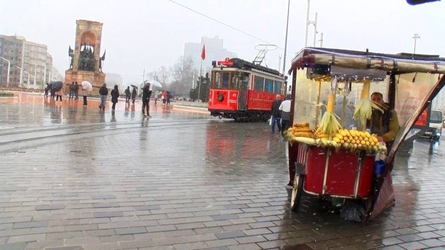 İstanbul- Taksim'de kar yağışı başladı