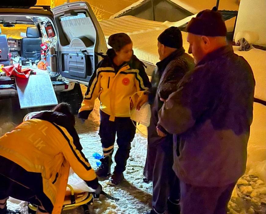 Karda mahsur kalan hastaya paletli ambulansla ulaştırıldı