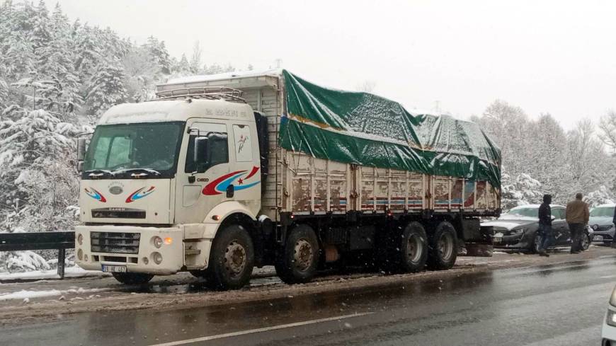 Anadolu Otoyolu'nda 3 ayrı kaza; 1 yaralı, 6 araç hasar gördü