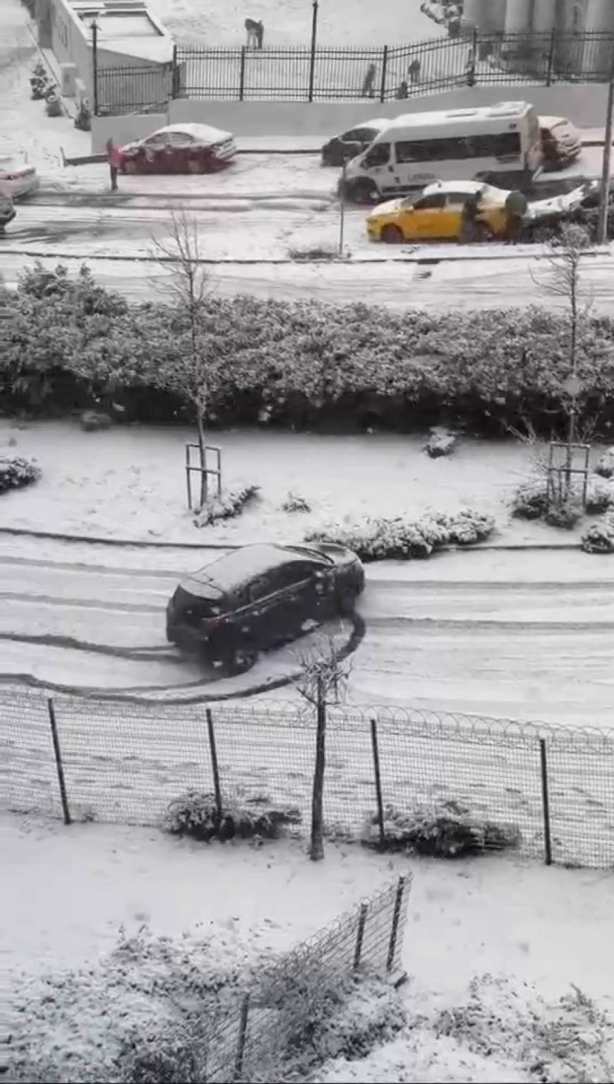 İstanbul- Sarıyer'de kar yağışı nedeniyle yolda kayan araçlar kaza yaptı