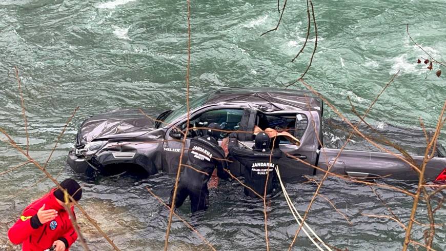 Kamyonet, Munzur Nehri'ne uçtu; sürücü yaralı