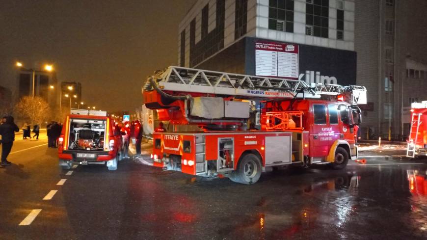 Mobilya mağazasının deposunda çıkan yangında, bitişikteki hafızlık okulunun 5 öğrencisi dumandan etkilendi