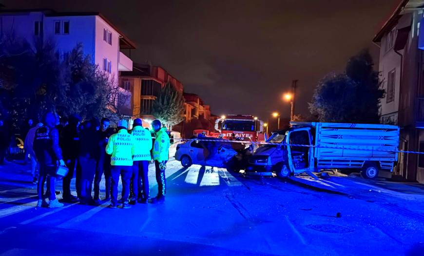 Denizli'de kamyonet ile otomobilin çarpışması kamerada: 1 ölü, 4 yaralı