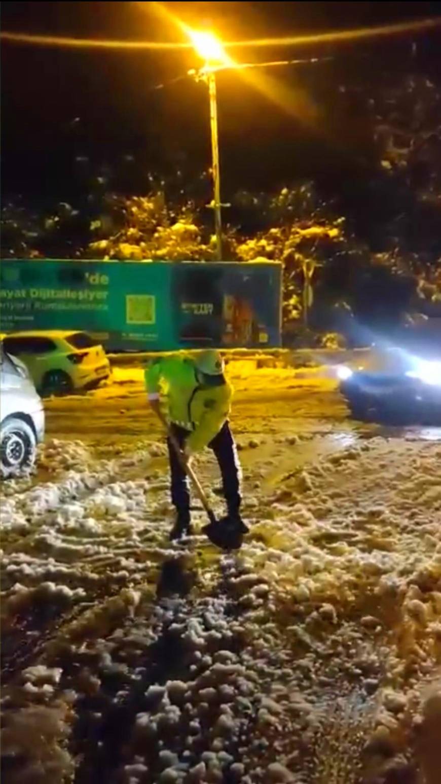 İstanbul-Sarıyer'de polis ekiplerinin karla mücadelesi; kürekle yol açıp araçları ittiler