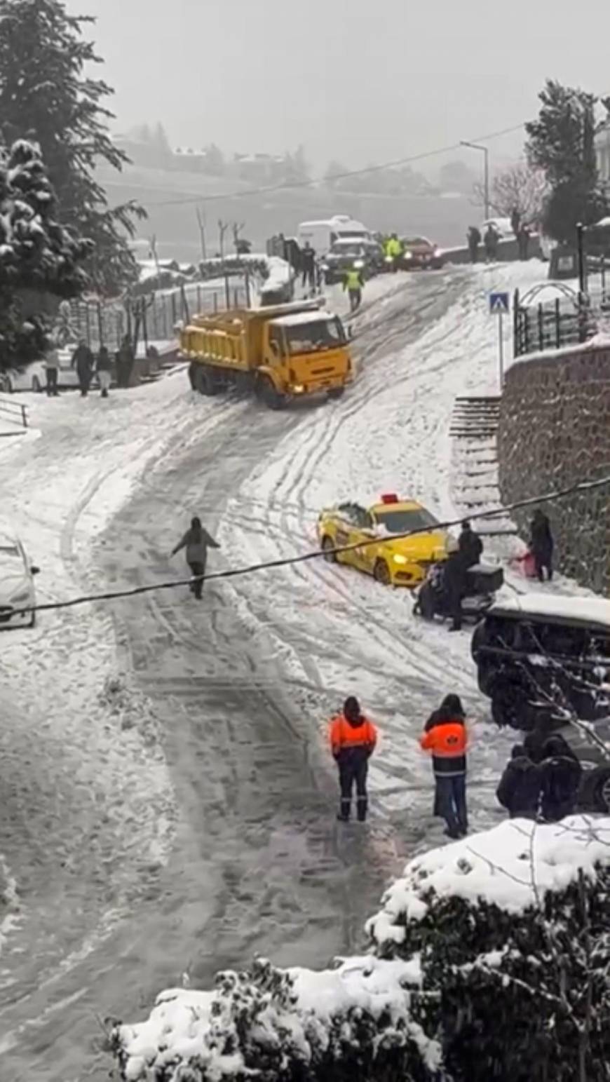 İstanbul - İstanbul’da kar yağışı sonrası yaşanan kazalar kamerada 