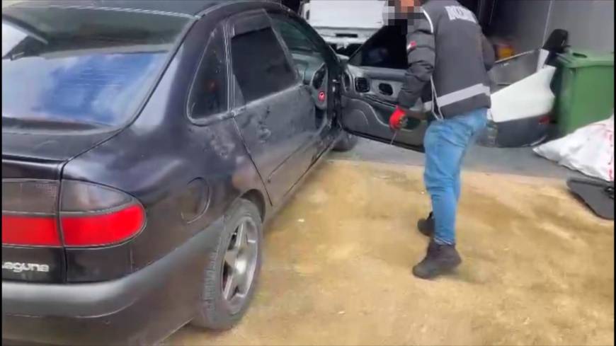 Otomobilde 19 ruhsatsız tabanca ele geçirildi