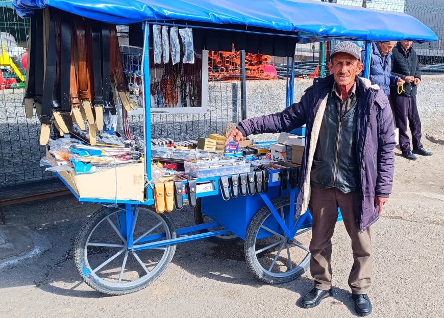 Seyyar tezgahında 40 yıldır çakmak tamir ediyor