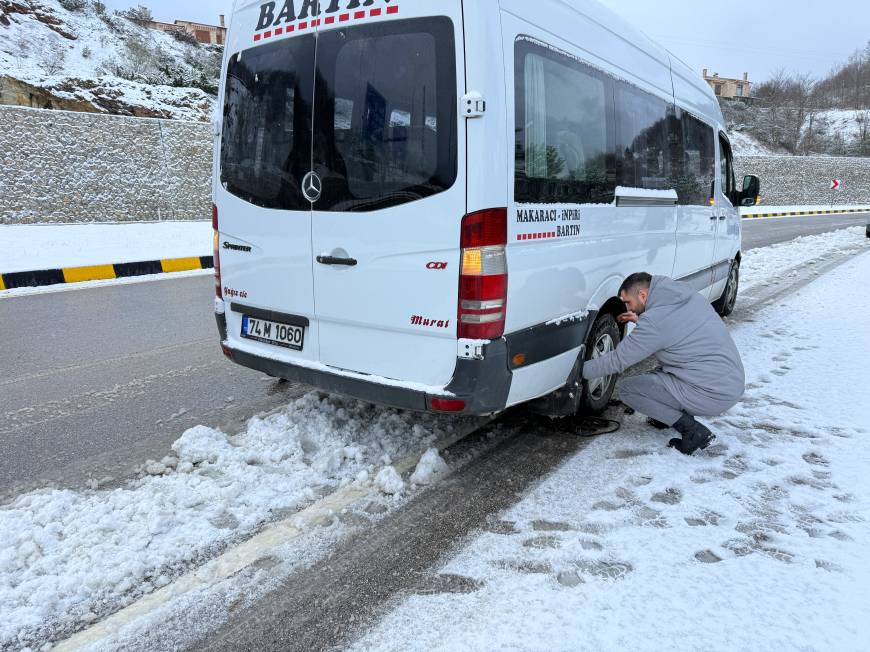 Bartın'da kar yağışı nedeniyle 12 köy yolu ulaşıma kapandı