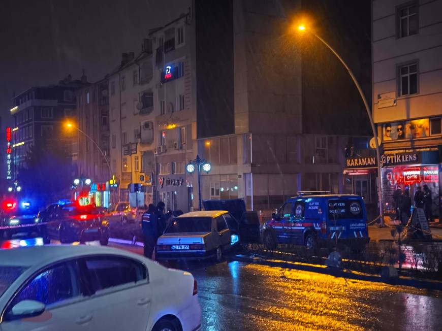 Kaza sonrası polis aracına alınan alkollü sürücü, sakladığı tabancasıyla intihara kalkıştı